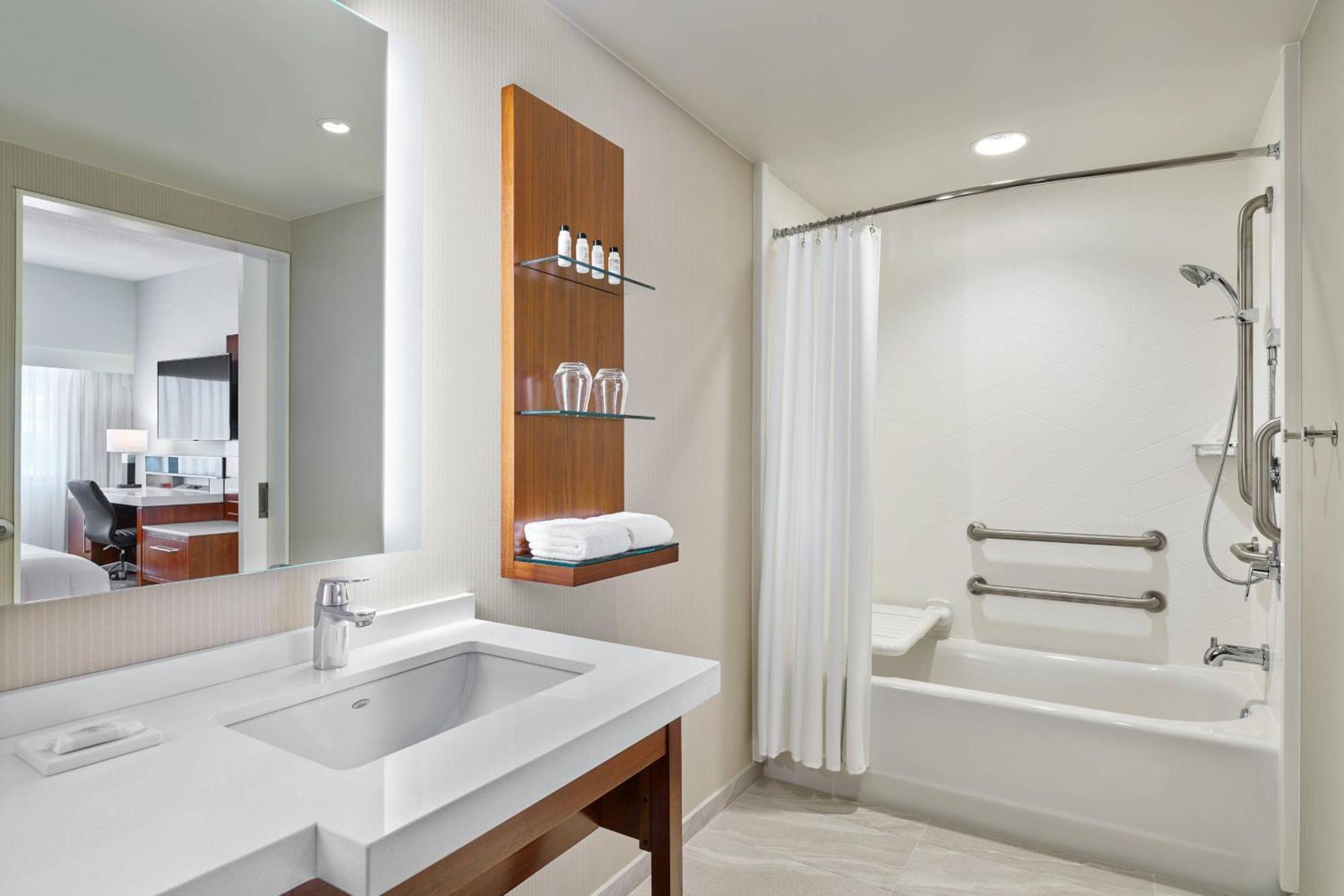 Delta By Marriott Downtown 4*